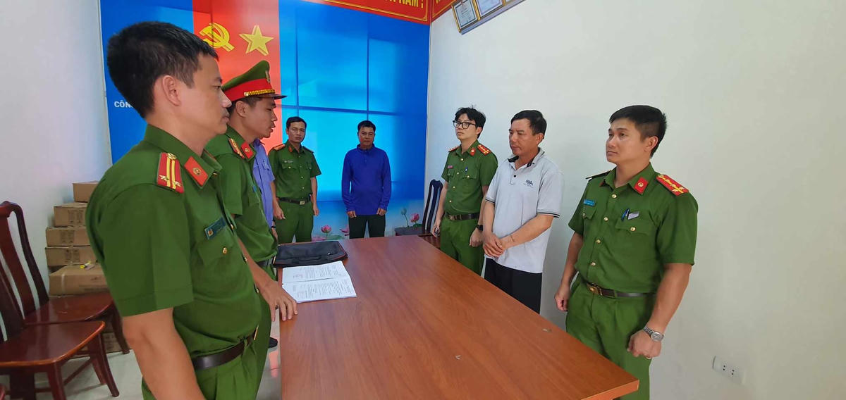 Lực lượng Công an đang tống đạt các quyết định lệnh bắt tạm giam đối với Nguyễn Khắc Hùng.