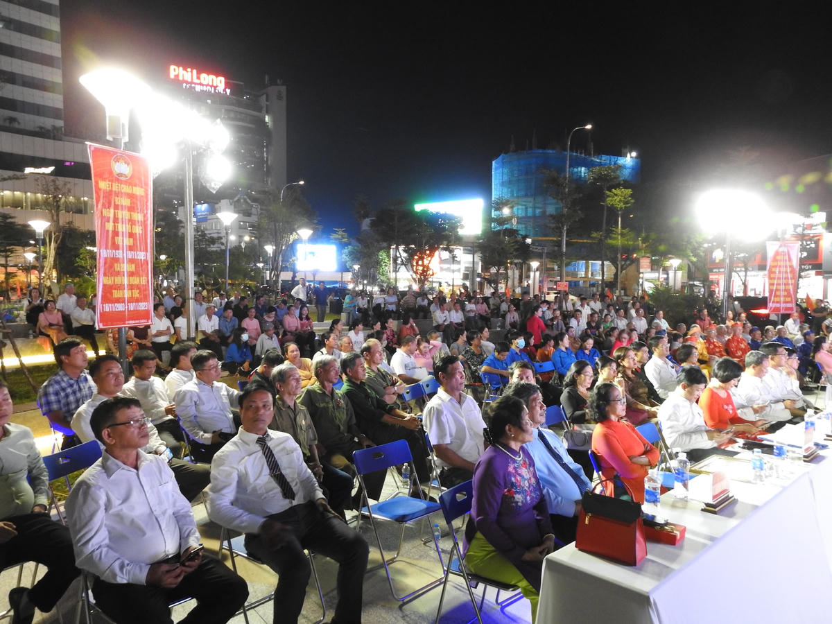 Đông đảo các tầng lớp nhân dân tham gia Ngày hội. Ảnh: Thanh Tùng.