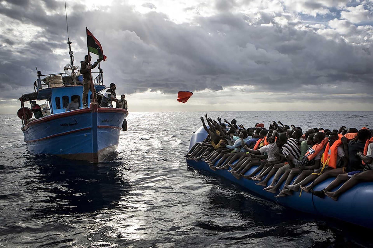 Những người di cư kêu cứu khi thuyền của họ không thể tiếp tục hành trình. Nguồn: AFP.