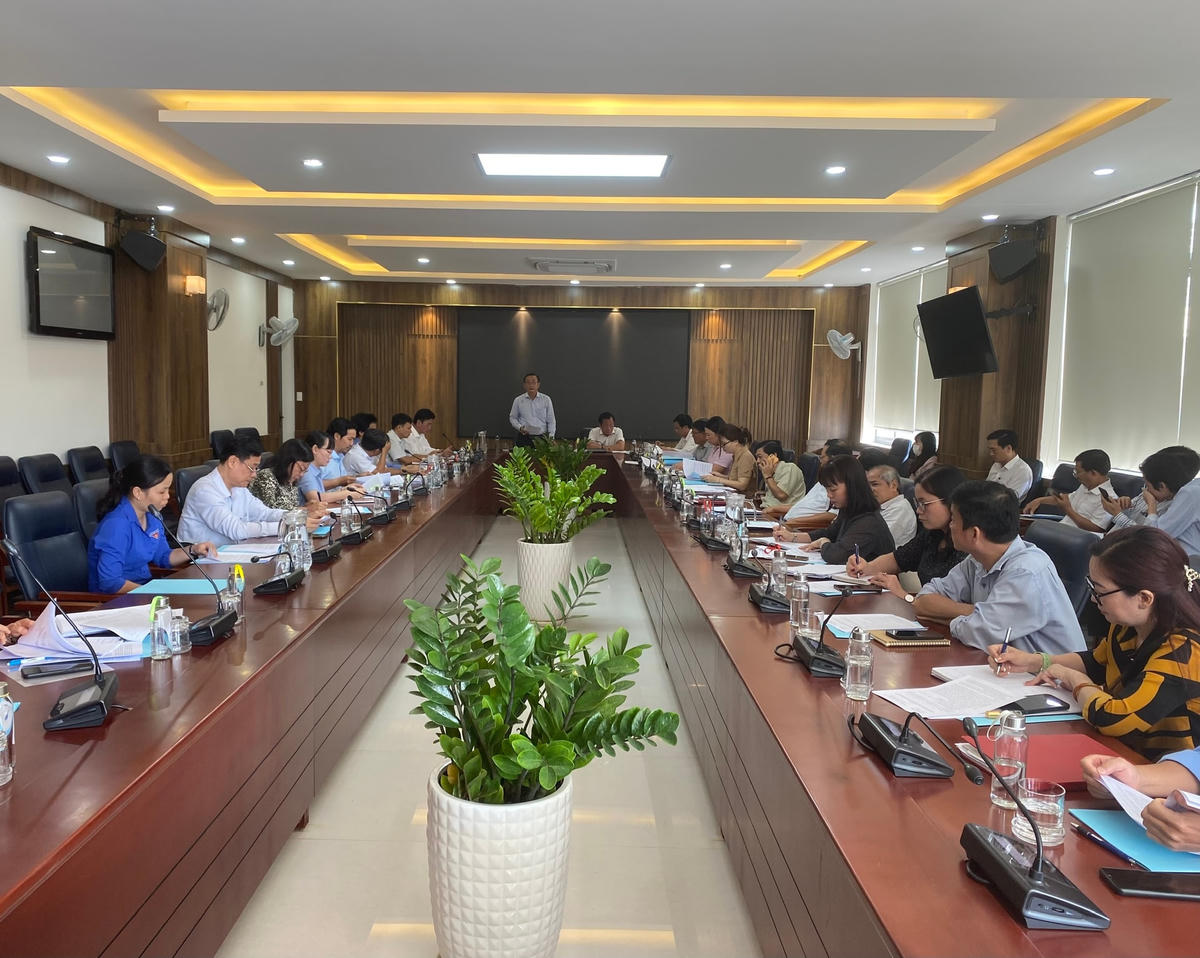 Đoàn làm việc với các cơ quan, đơn vị chuyên môn của huyện để nghe báo cáo tình hình thực hiện Chương trình mục tiêu Quốc gia phát triển kinh tế - xã hội vùng đồng bào dân tộc thiểu số.