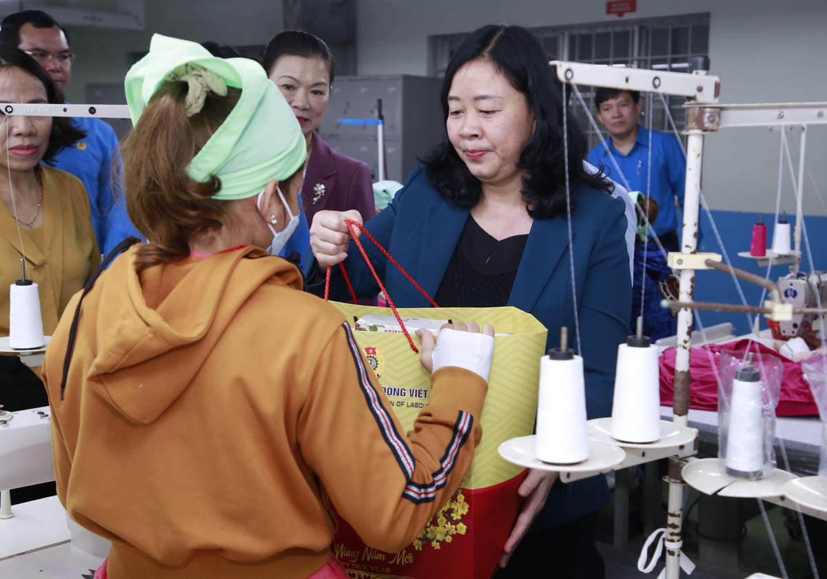 Bà Bùi Thị Minh Hoài tặng quà cho công nhân có hoàn cảnh khó khăn ở Quảng Nam.