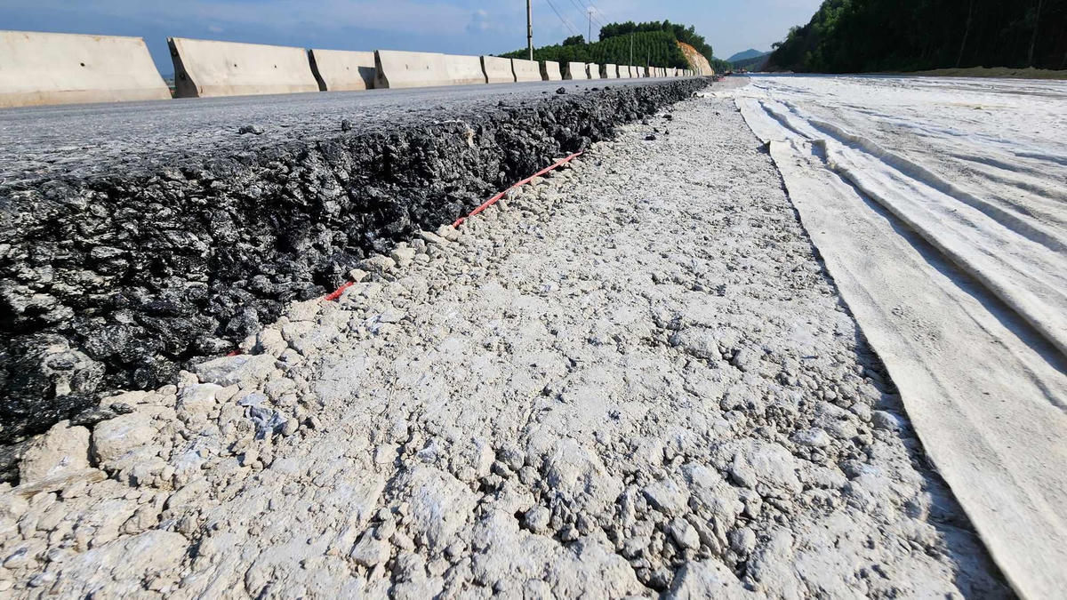 Mặt đường nhựa được đổ dày dặn. Ảnh: Ngô Hùng