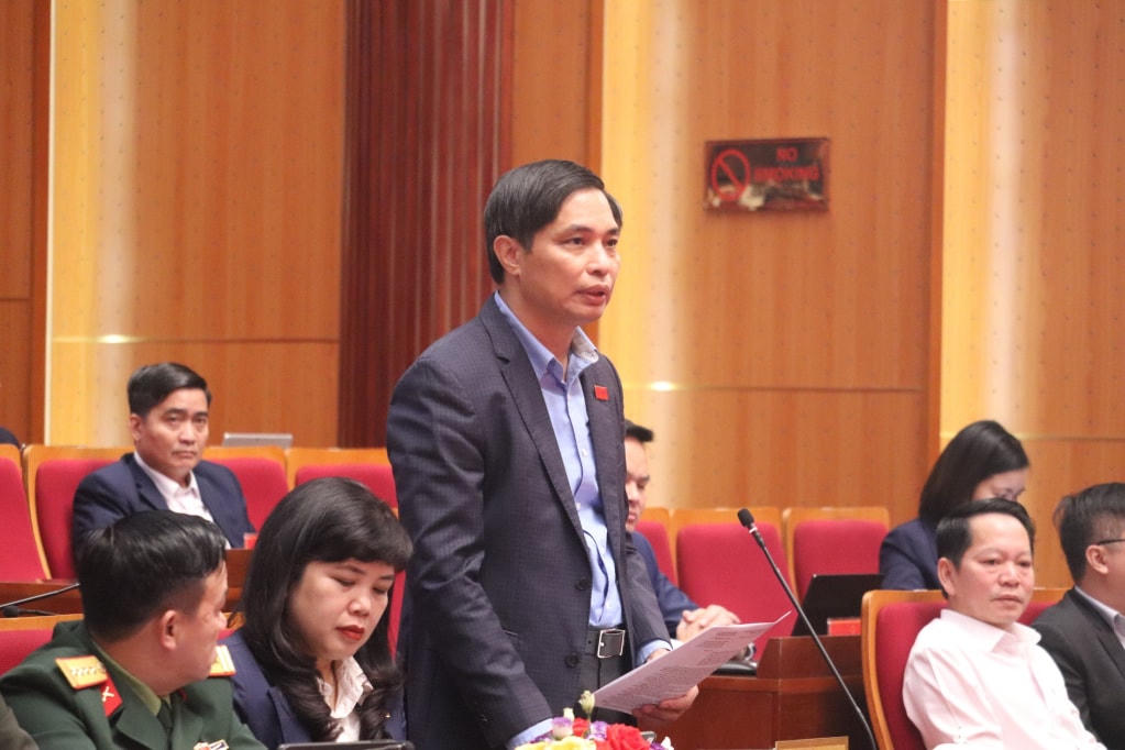 Phó Chủ tịch UBND tỉnh Quảng Ninh Vũ Văn Diện làm rõ thêm về nguyên nhân không đạt kế hoạch giải ngân, tiến độ thực hiện các dự án. Ảnh: QMG