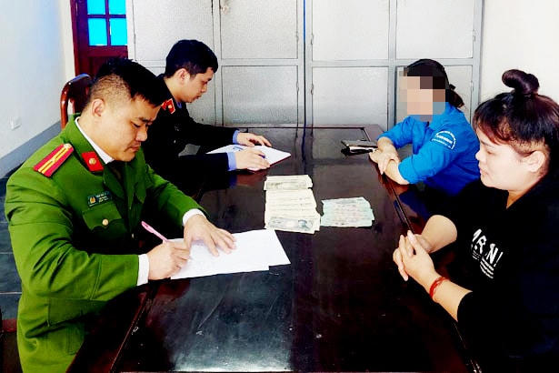 Đối tượng Nguyễn Thị Thảo (ngoài cùng bên phải) tại cơ quan công an.