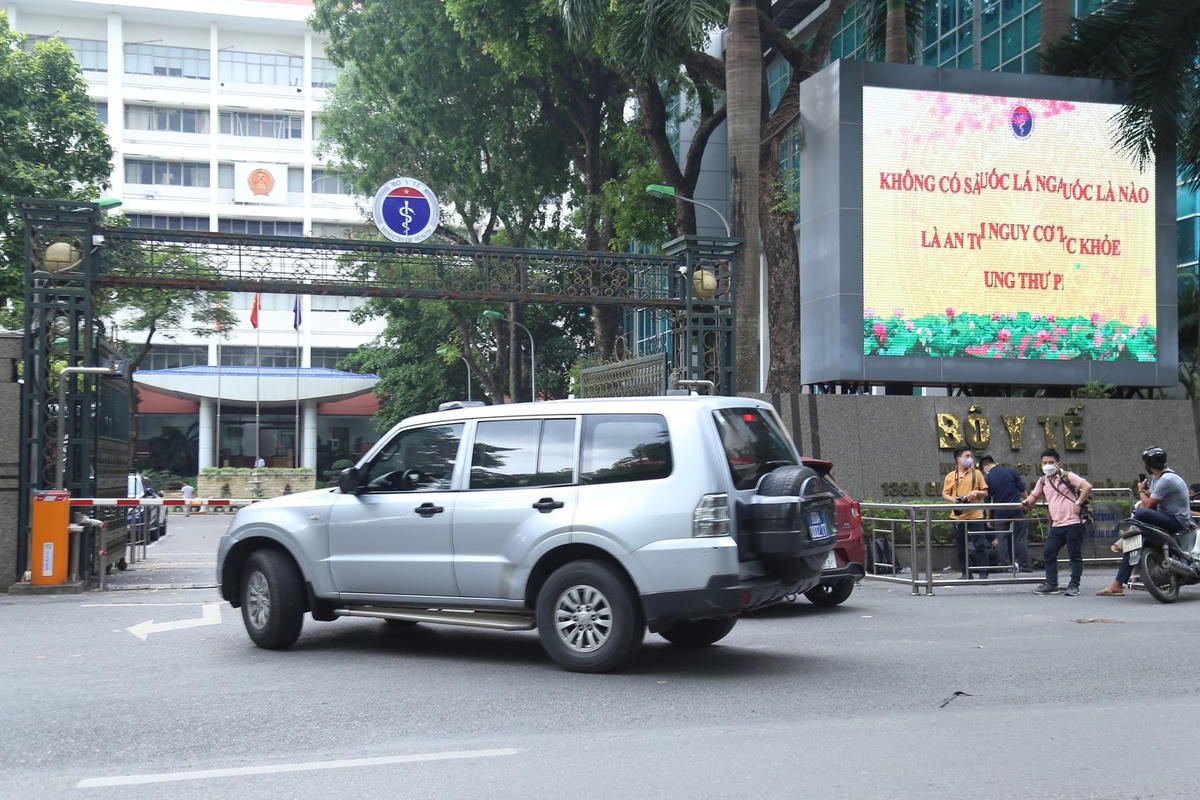Về cách chức Bộ trưởng Bộ Y tế nhiệm kỳ 2021-2026 đối với ông Nguyễn Thanh Long, có 471 đại biểu tán thành (bằng 94,39% tổng số ĐBQH); có 8 đại biểu không tán thành (bằng 1,60% tổng số ĐBQH).