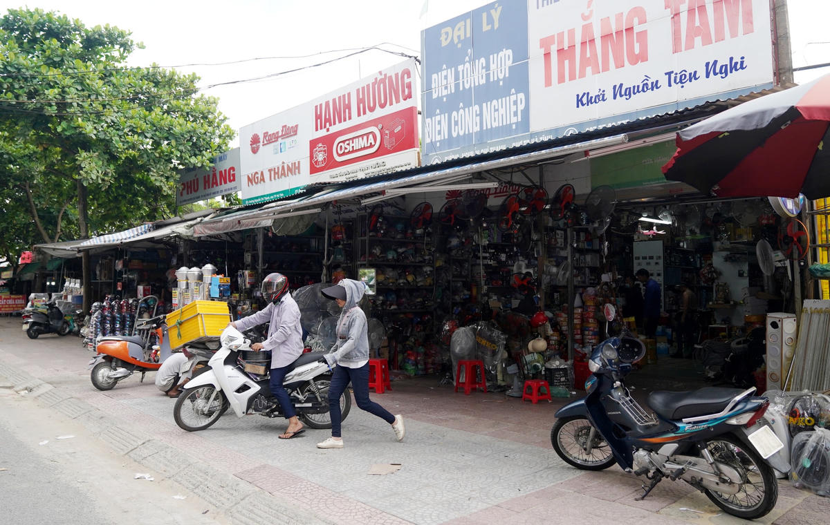 Theo ghi nhận của phóng viên Báo Đại Đoàn Kết, trên những tuyến phố Nguyễn Chí Thanh, Đặng Dung... (TP Hà Tĩnh) nơi tập trung các cửa hàng đồ điện dân dụng luôn tấp nập khách đến hỏi mua quạt tích điện.