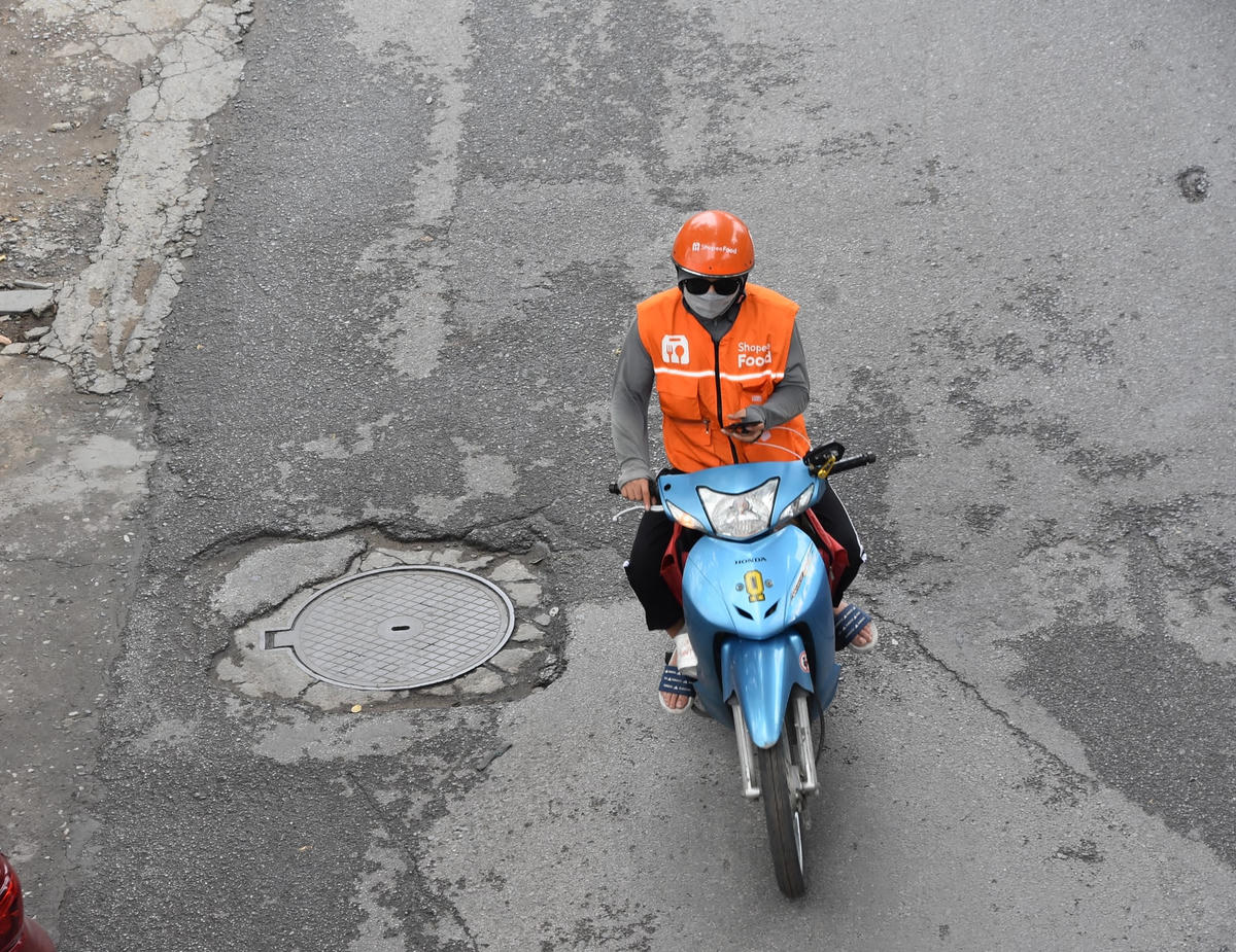 Nắp cống lún sâu trên đường Xuân Thuỷ.