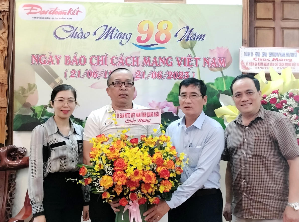 Lãnh đạo Ủy ban MTTQ Việt Nam tỉnh Quảng Ngãi tặng hoa chúc mừng phóng viên thường trú Báo Đại Đoàn Kết. 