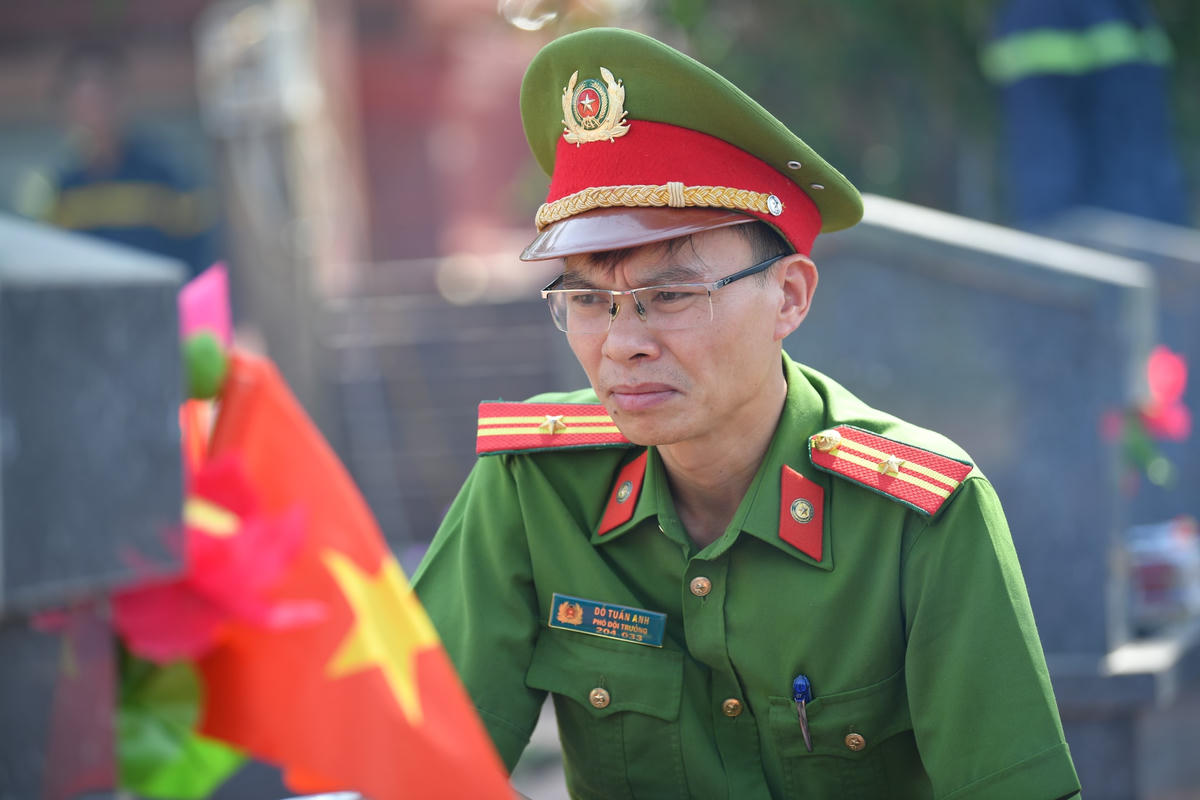 Công an Hà Nội thắp hương tri ân các Anh hùng - Liệt sĩ