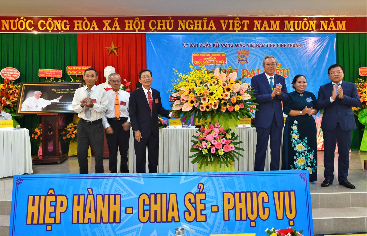 Lãnh đạo tỉnh Ninh Thuận tặng hoa chúc mừng Đại hội.