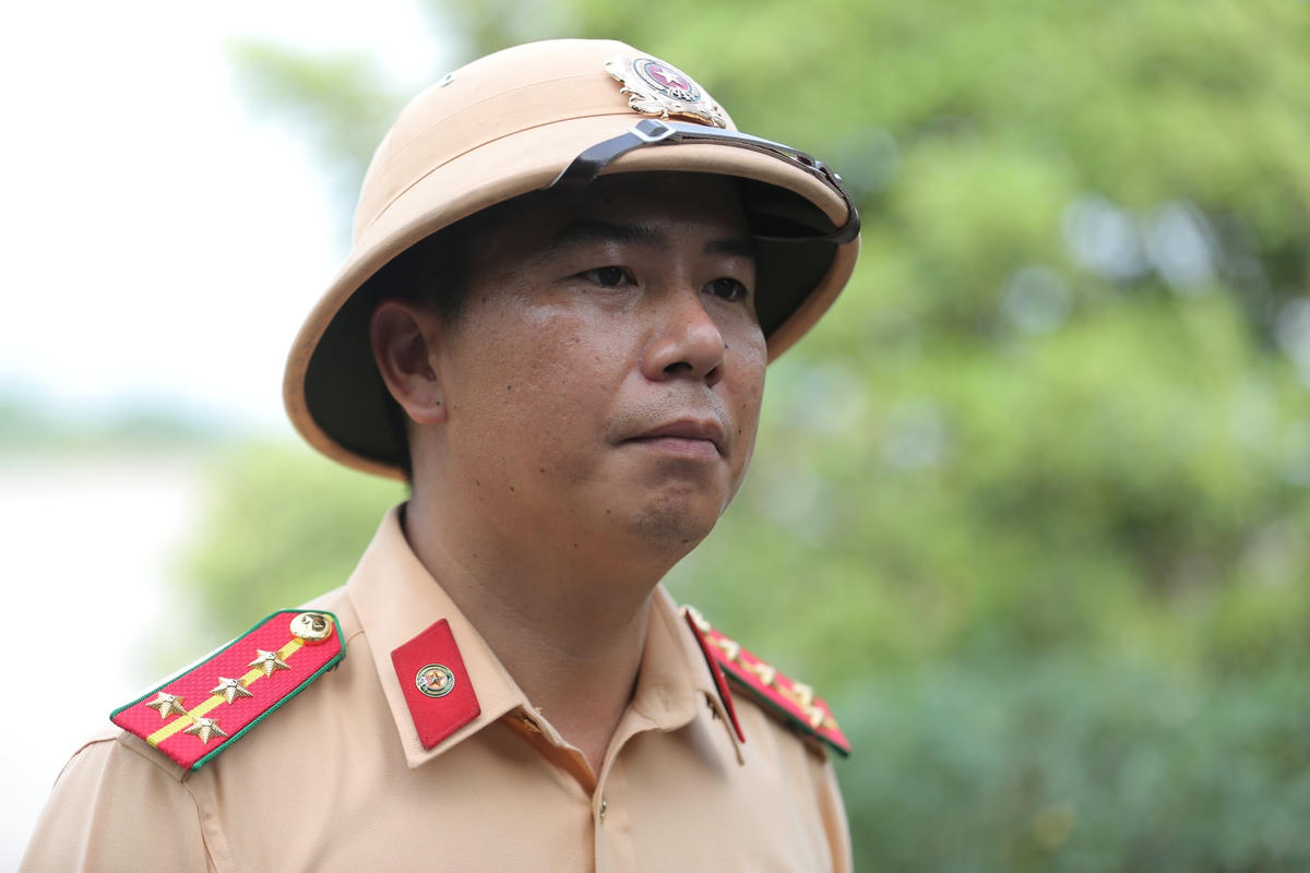 Đại úy Lê Văn Hải, cán bộ Đội CSGT Đường thủy số 2, Phòng CSGT, Công an TP Hà Nội cho hay, để đảm bảo an toàn trong mùa mưa bão đội cũng thường xuyên tuyên truyền, nhắc nhở các chủ tàu thuyền thực hiện nghiêm các quy định đảm bảo an toàn cho hành khách sang sông. Nếu phát hiện vi phạm sẽ kiên quyết xử lý nghiêm theo vi phạm. 