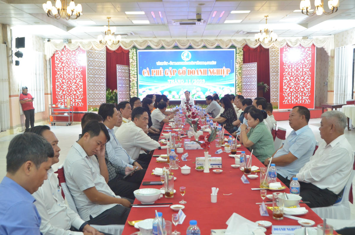 Quang cảnh buổi gặp gỡ "Cà phê doanh nhân".