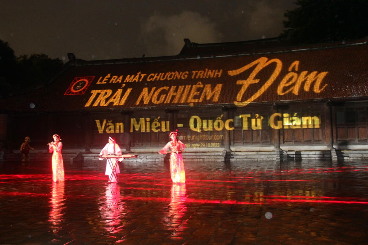 Điểm chạm cảm xúc cuối cùng của chương trình Trải nghiệm đêm Văn Miếu - Quốc Tử Giám, song cũng là nội dung mang lại cảm giác thăng hoa nhất, chính là trình chiếu mapping 3D theo chủ đề “Tinh hoa đạo học”. Toàn bộ mặt tiền của nhà Tiền đường trên sân Thái học biến thành một màn hình khổng lồ giúp cho khách tham quan khám phá những giá trị tinh túy nhất trong đạo học của người Việt.