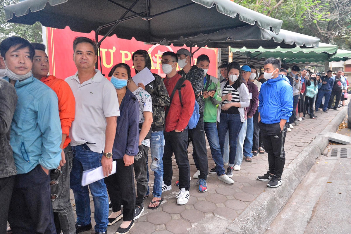 Anh Đặng Tuấn Anh (36 tuổi, ở Ba Vì, Hà Nội) cho biết, sau 2 lần đi làm thủ tục về lý lịch nhưng không được, hôm nay anh đã ngủ nhờ nhà người bạn ở Hà Đông và 3h30 sáng ra Sở Tư pháp để chờ lấy phiếu.