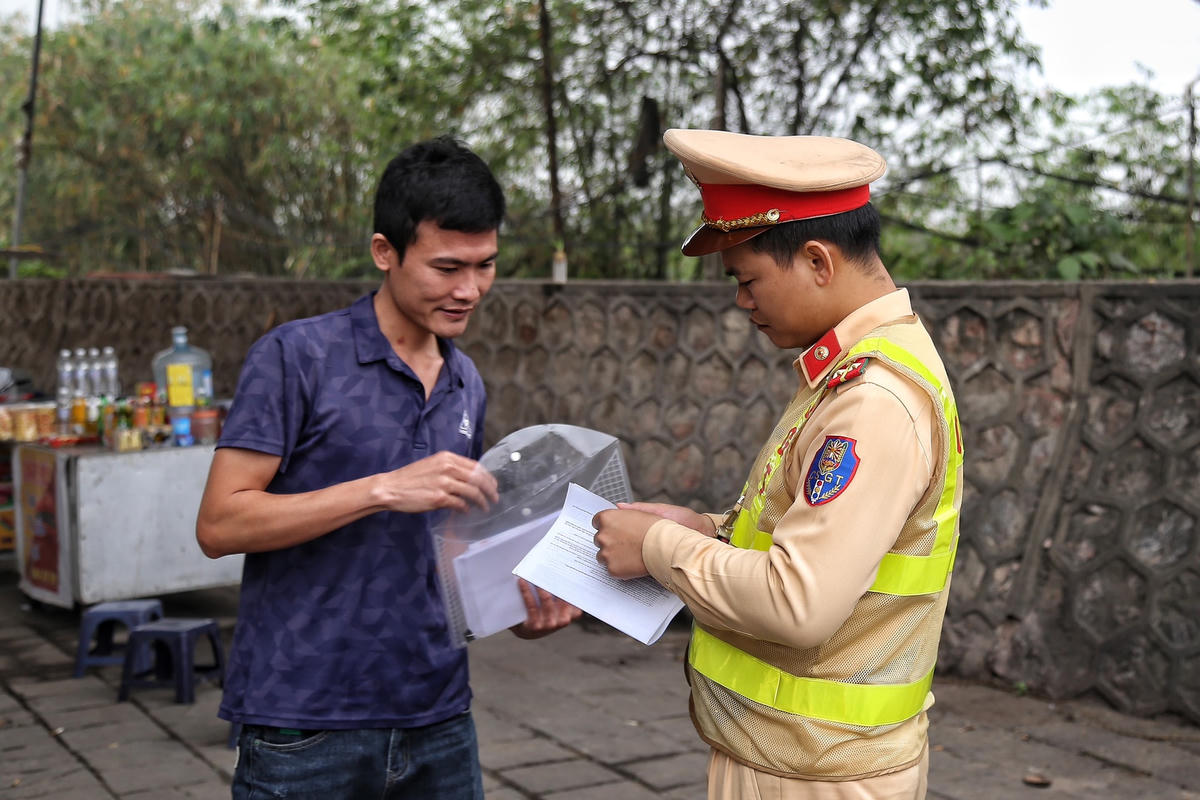 Lực lượng chức năng tiến hành kiểm tra giấy tờ xe.