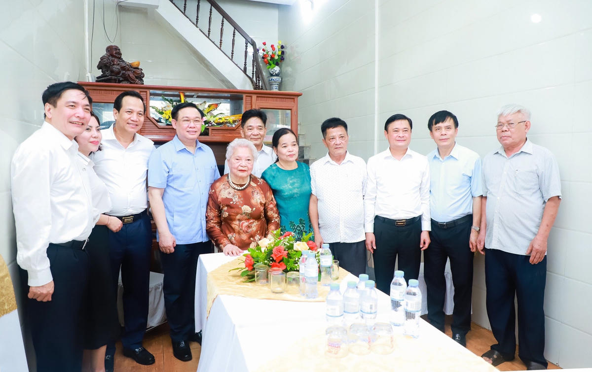 Chủ tịch Quốc hội Vương Đình Huệ cùng đoàn công tác thăm, tặng quà Mẹ VNAH Nguyễn Thị Kim Oanh.