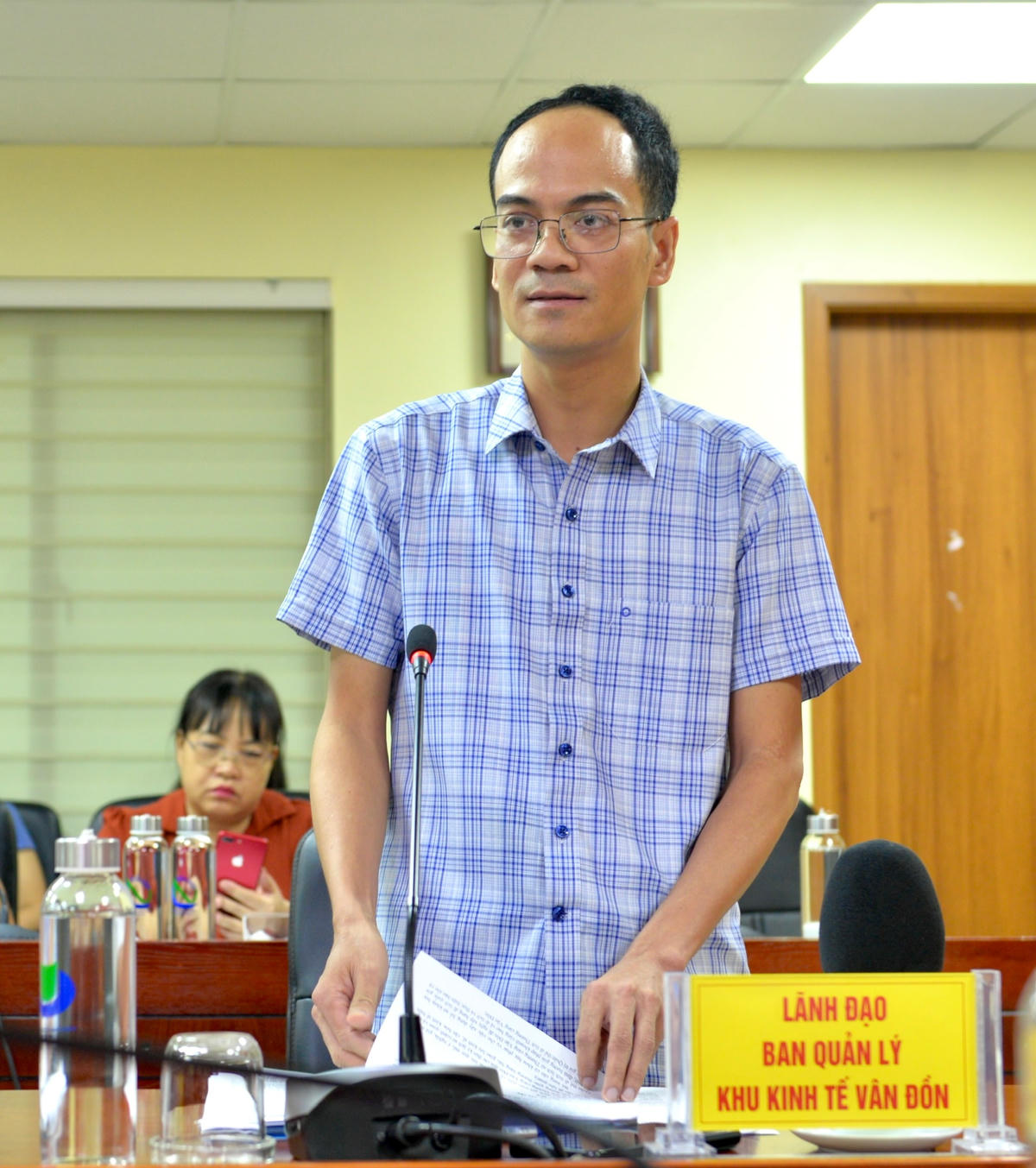 Ông Lê Hữu Phúc, Phó Trưởng Ban Quản lý Khu kinh tế Vân Đồn thông tin về Hội thảo tại Hội nghị thông tin báo chí thường kỳ của tỉnh Quảng Ninh.