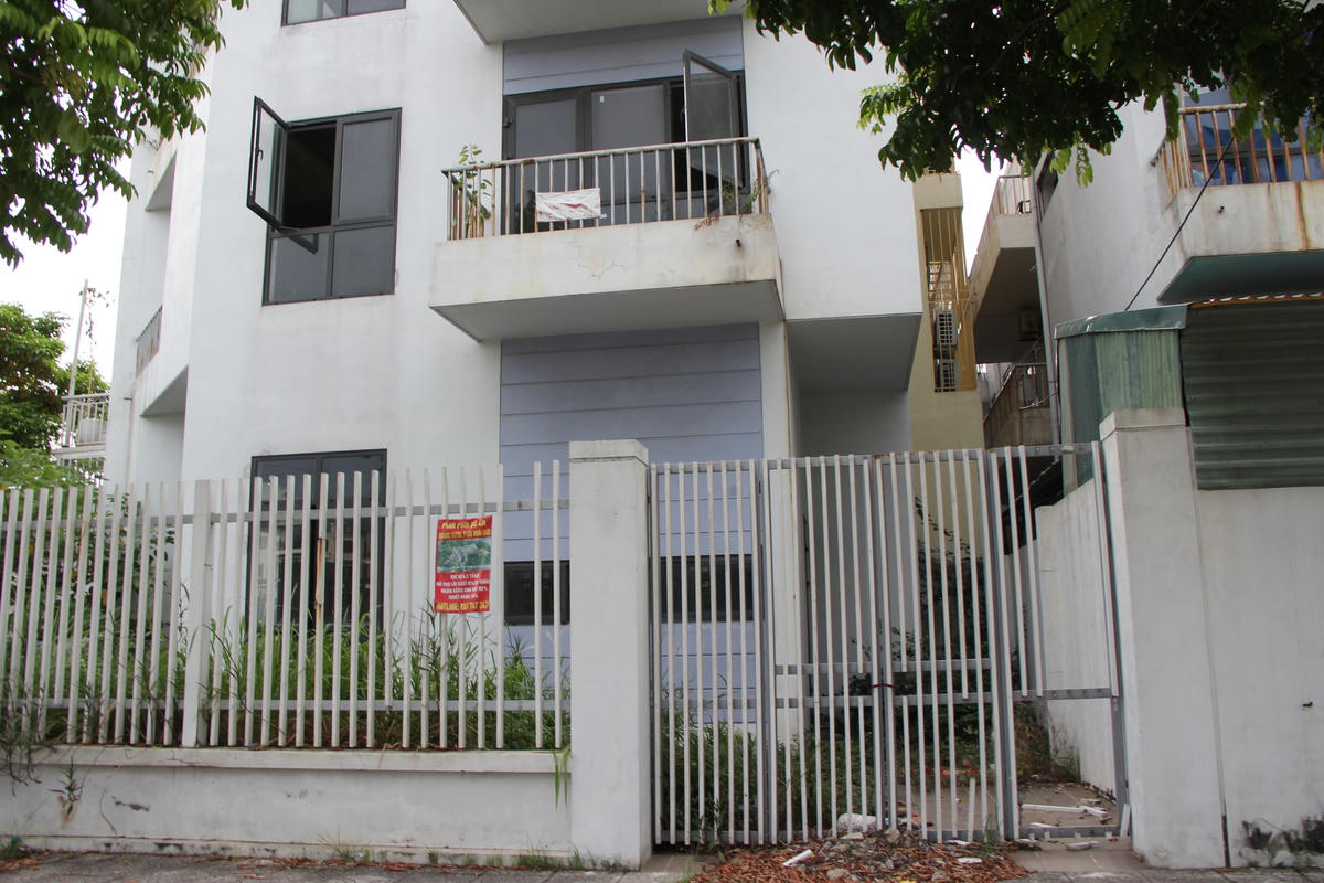 Nhiều biệt thự có dấu hiệu xuống cấp, hư hỏng.