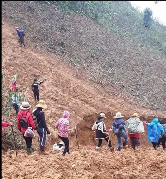 Thầy cô giáo vùng cao Quảng Trị lội bùn để đến trường.