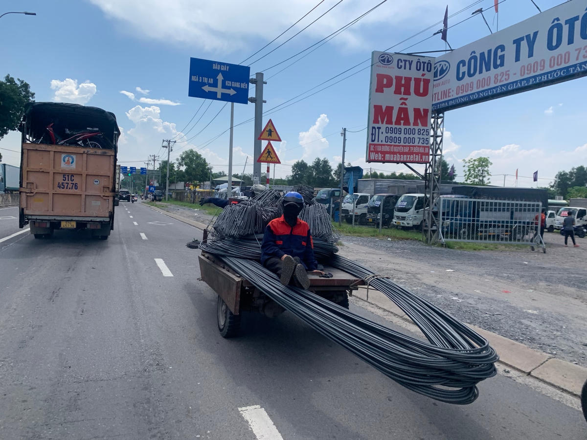 Một cuộn thép dài được xe 3 bánh chở trên đường Võ Nguyên Giáp, TP Biên Hòa, tỉnh Đồng Nai khiến người đi đường hãi hùng.