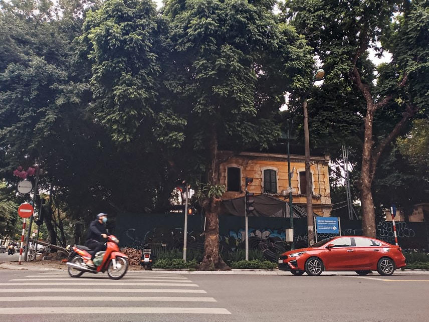 Căn biệt thự 46 Hàng Bài nằm ngay vị trí Ngã tư phố Hàng Bài - Trần Hưng Đạo (quận Hoàn Kiếm, Hà Nội) được mệnh danh là khu đất “kim cương” của Hà Nội. Do được xây dựng từ lâu nên căn biệt thự cổ này đã xuống cấp nghiêm trọng. Trước đây, căn biệt thự cổ này là trụ sở của Nhà xuất bản văn học.