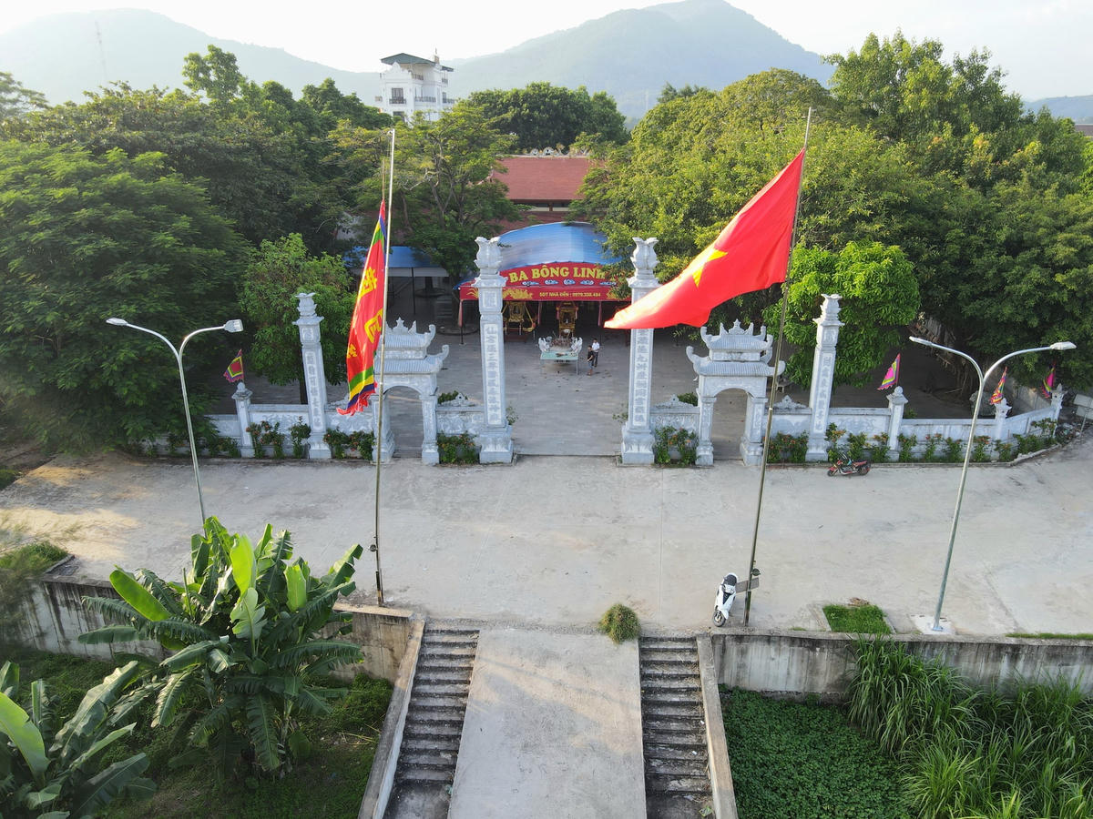 Cô Bơ Bông là một thánh cô nổi tiếng trong Tứ phủ Thánh cô. Năm 1996, ngôi đền được công nhận là Di tích lịch sử cấp quốc gia.