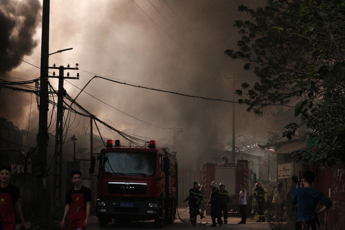 6 xe chữa cháy có mặt tại hiện trường để dập tắt đám cháy.