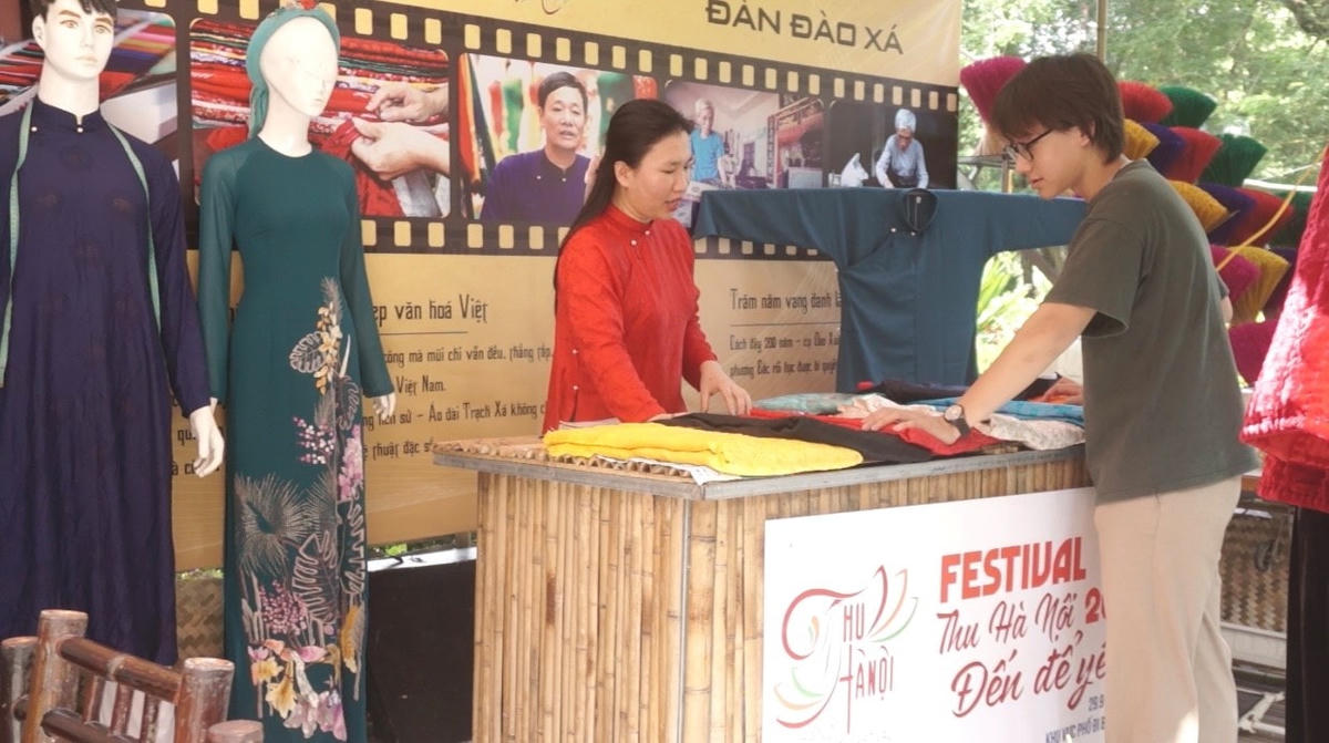 Gian hàng làm áo dài của làng Trạch Xá trong Festival Thu Hà Nội 2023.  