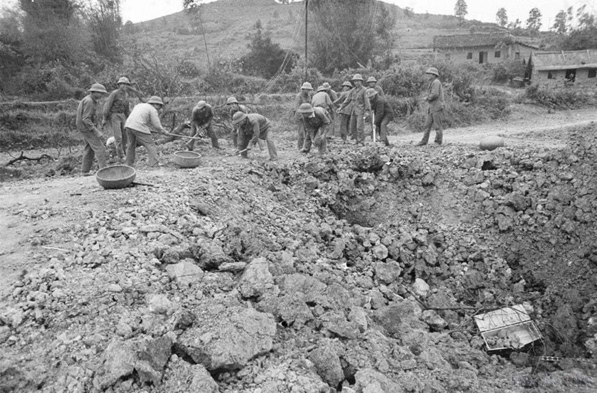 Chiến sĩ công binh Đại đội 3, Tiểu đoàn 15, Đoàn Sông Hồng gỡ mìn và sửa đường để thông xe trên đoạn Quốc lộ 1A thị xã Lạng Sơn đi Đồng Đăng, ngày 17/2/1979. Ảnh: Hà Việt/TTXVN.