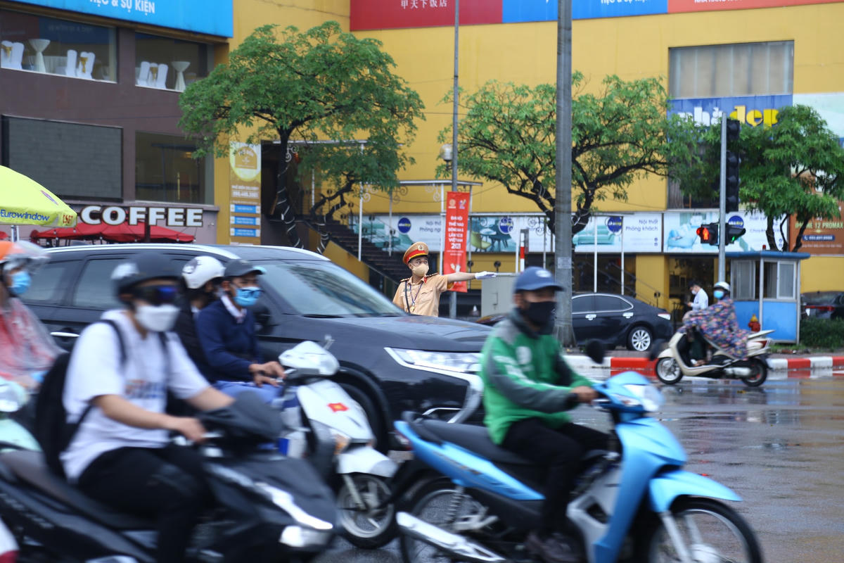 Theo ghi nhận của PV Báo Đại Đoàn Kết, trước thời điểm diễn ra Lễ khai mạc, lực lượng CSGT cùng với TTGT, Công an quận đã được bố trí tại tất cả các điểm giao cắt quanh khu vực sân vận động Quốc gia Mỹ Đình để thực hiện nhiệm vụ phân luồng, điều tiết cho các phương tiện lưu thông. Đặc biệt, ngay đầu giờ chiều Hà Nội xuất hiện một cơn mưa lớn, gây ảnh hưởng lớn đến tầm nhìn của người dân, nhưng công tác đảm bảo an toàn giao thông diễn ra thuận lợi, các phương tiện lưu thông ổn định.