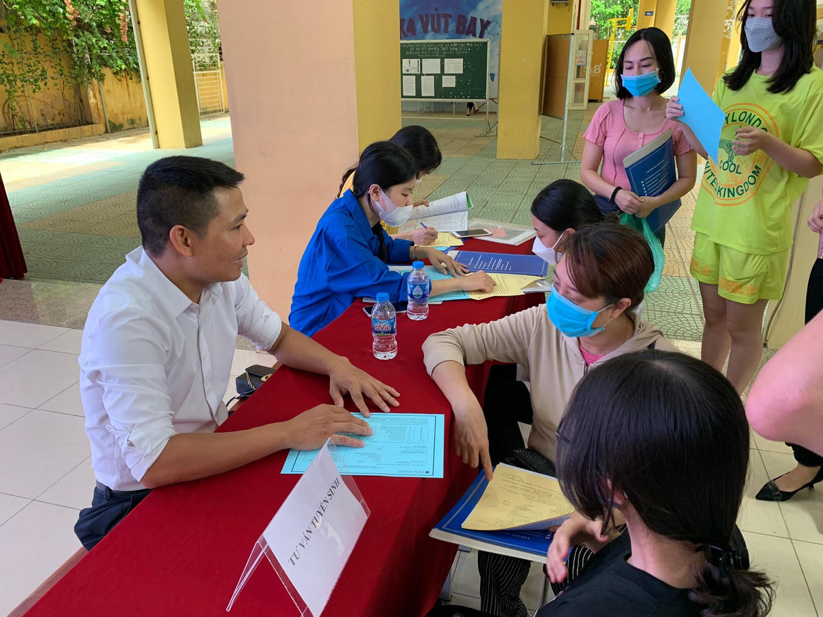 Phụ huynh làm thủ tục nhập học vào lớp 10 cho con.