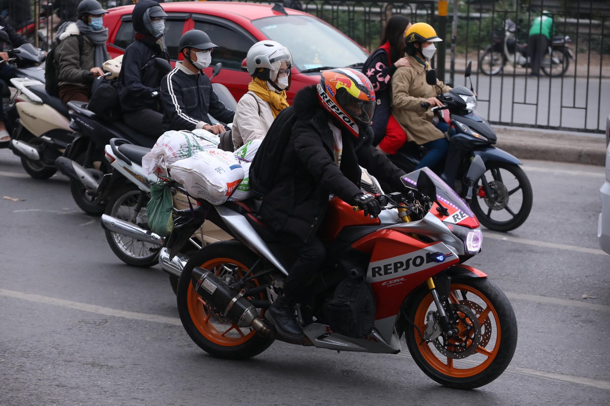 Tại quận Hoàng Mai khu vực này có 2 bến xe lớn là Nước Ngầm và Giáp Bát có lượng lớn phương tiện đổ về khiến tình trạng ùn tắc càng trở nên căng thẳng.