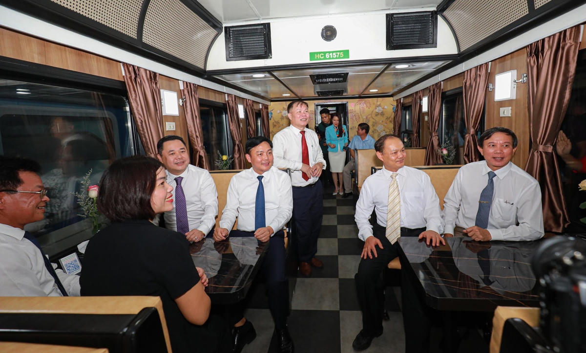 Ông Đặng Sỹ Mạnh, Chủ tịch Hội đồng thành viên Tổng công ty Đường sắt Việt Nam cho biết, đường sắt đã đầu tư cải tạo, nâng cấp toa xe nhằm xây dựng thương hiệu đoàn tàu chất lượng cao SE19/SE20 với nhận diện riêng và gia tăng tính thẩm mỹ để thu hút hành khách tuyến Hà Nội - Đà Nẵng.