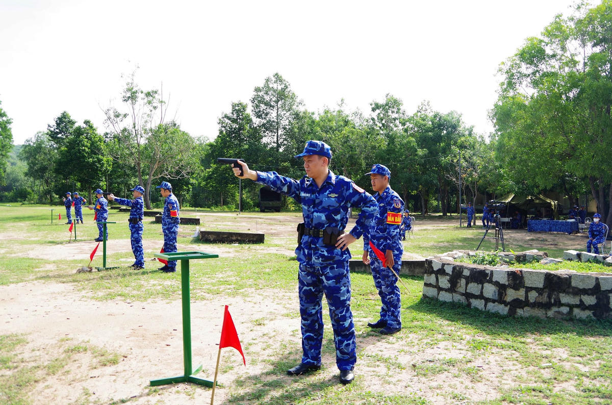 Sĩ quan thực hiện bài bắn K-54 copy