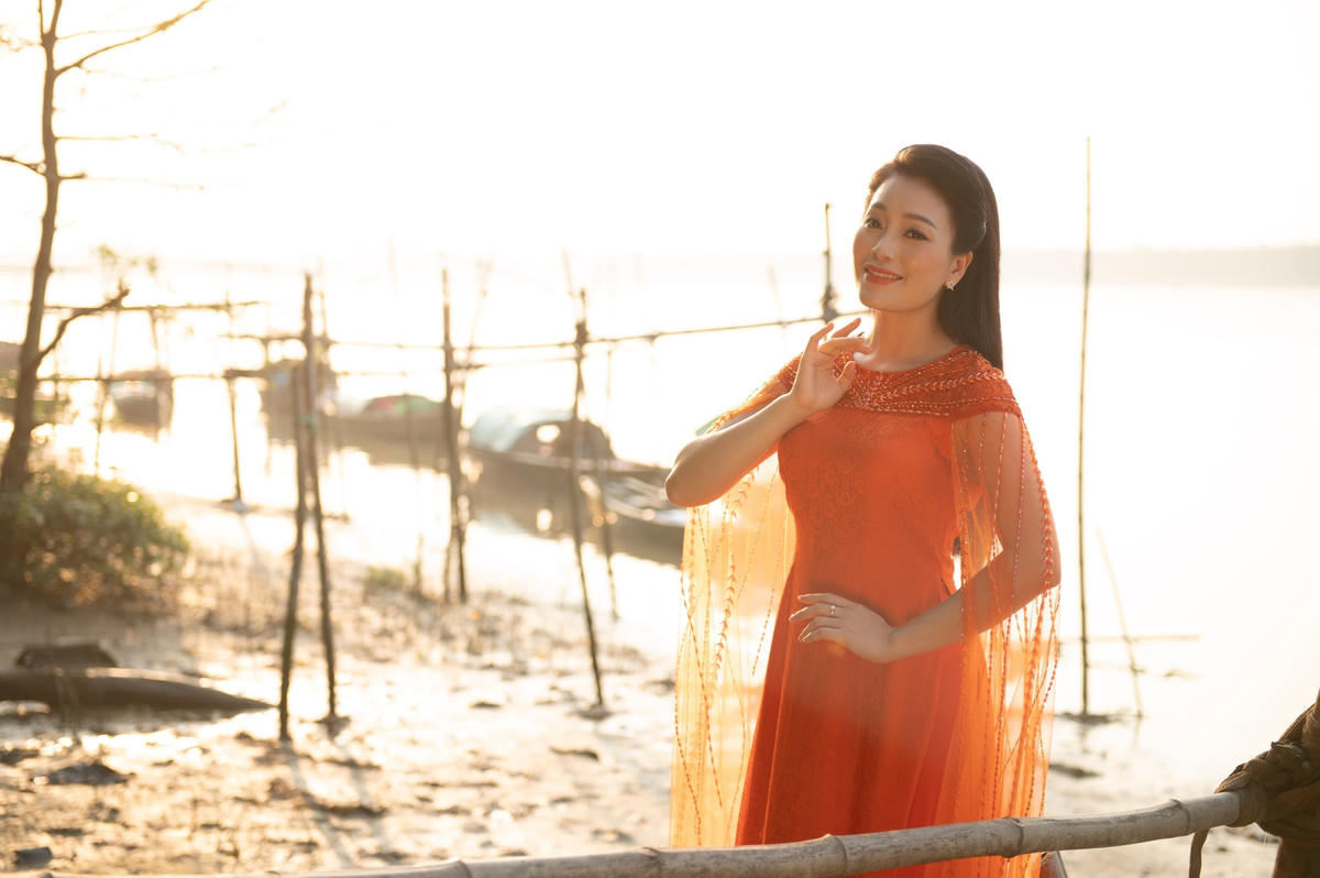 Sao Mai Huyền Trang thể hiện bài hát như là món quà dành tặng cho những người lính, những người thương binh và các gia đình liệt sỹ nhân dịp 27-7.