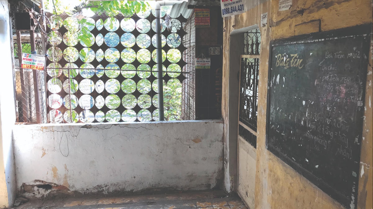 "Bảng tin" trên mỗi tầng khu tập thể.  