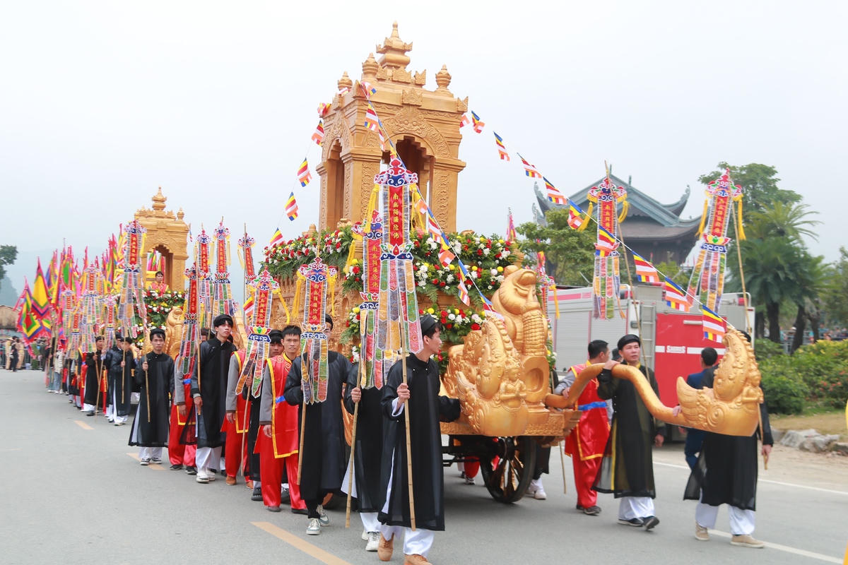 Lễ hội truyền thống chứa đựng một hệ giá trị đáng quý cần bảo tồn, phát huy. Ảnh: Quang Vinh.  