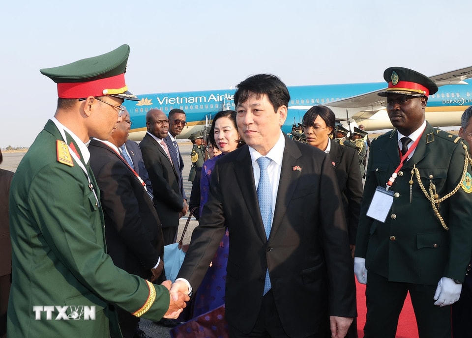 Các cán bộ, nhân viên Đại sứ quán Việt Nam tại Angola đón Chủ tịch nước Lương Cường và Phu nhân ở sân bay quốc tế Quatro de Fevereiro, thủ đô Luanda. (Ảnh: Lâm Khánh/TTXVN)