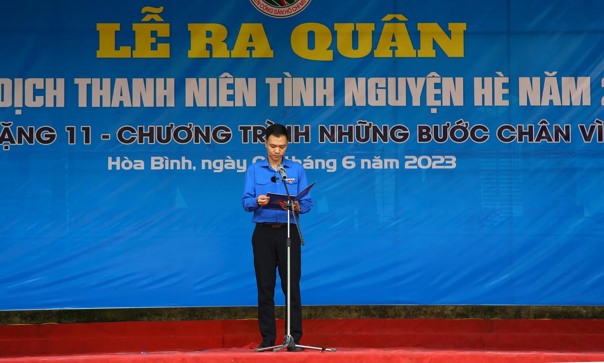 Ông Nguyễn Hoàng Sơn, Phó Bí thư Tỉnh đoàn Hòa Bình phát biểu tại lễ ra quân.