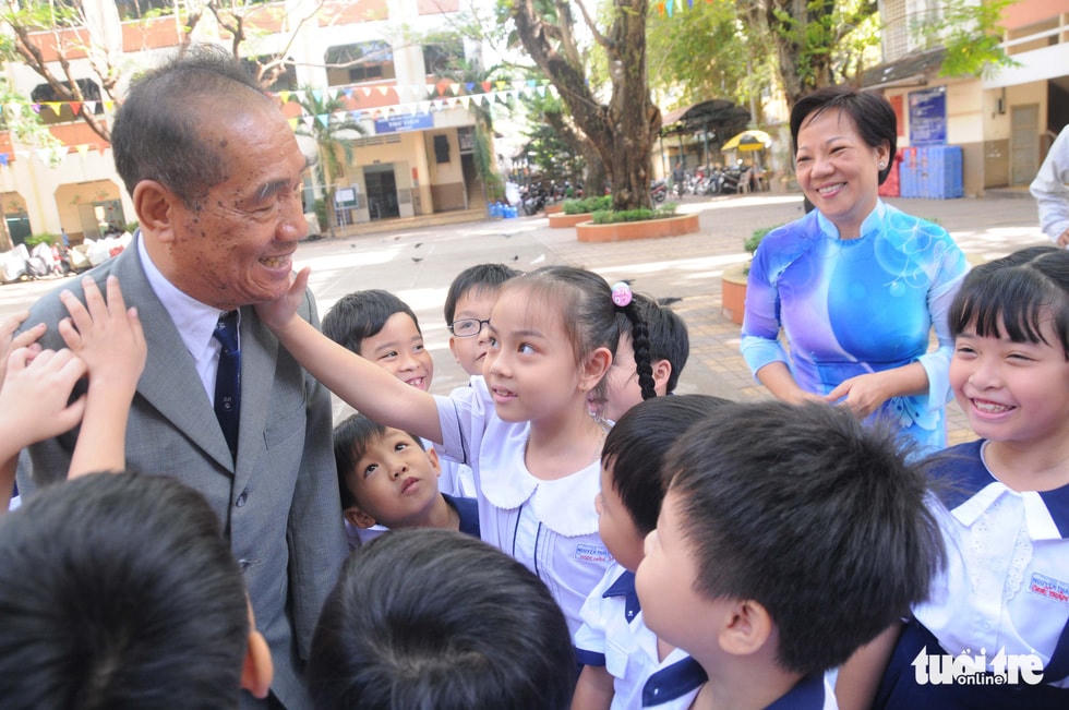 Nhà thơ, nhà giáo Nguyễn Ngọc Ký giao lưu với học sinh Trường tiểu học Nguyễn Thái Sơn, Q.3, TPHCM năm 2012.