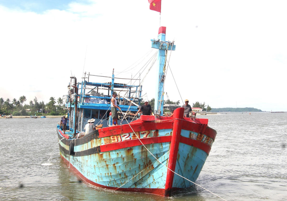 Một con tàu chuẩn bị cập cảng đem về nhiều hải sản.