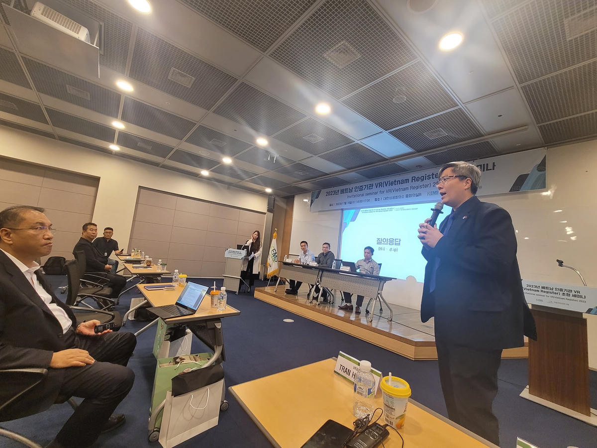 Chủ tịch Hiệp hội VKBIA và Chủ tịch hiệp hội KEMS cùng điều hành thảo luận