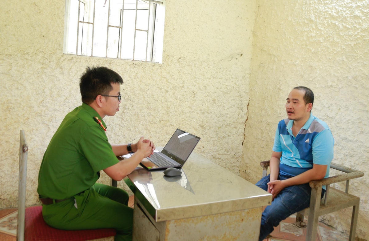 Đối tượng Nguyễn Phú Vinh tại cơ quan điều tra.