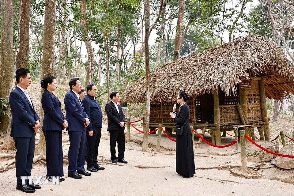 Chủ tịch Quốc hội Trần Thanh Mẫn và đoàn công tác tham quan Lán Nà Nưa, thuộc Khu di tích Quốc gia đặc biệt Tân Trào. (Ảnh: Doãn Tấn/TTXVN)