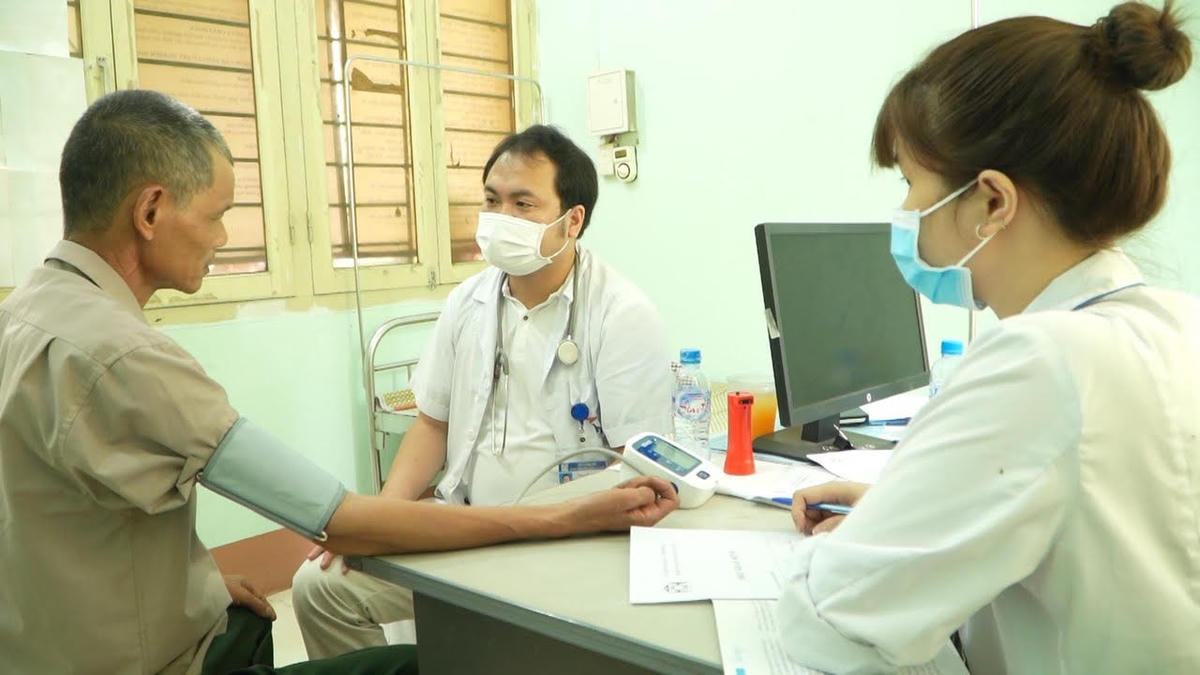 Bác sĩ Bệnh viện Ung bướu Hà Nội thăm khám tầm soát ung thư miễn phí cho người dân huyện Ngân Sơn (tỉnh Bắc Kạn). Nguồn: BVCC.