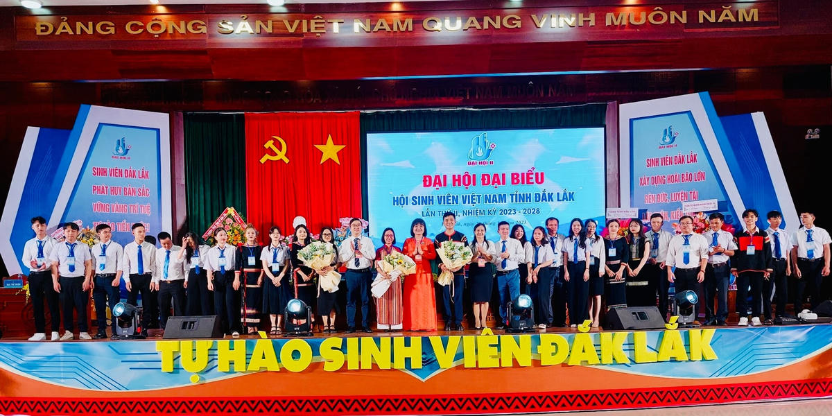 Lãnh đạo tỉnh Đắk Lắk tặng hoa chúc mừng Đại hội.