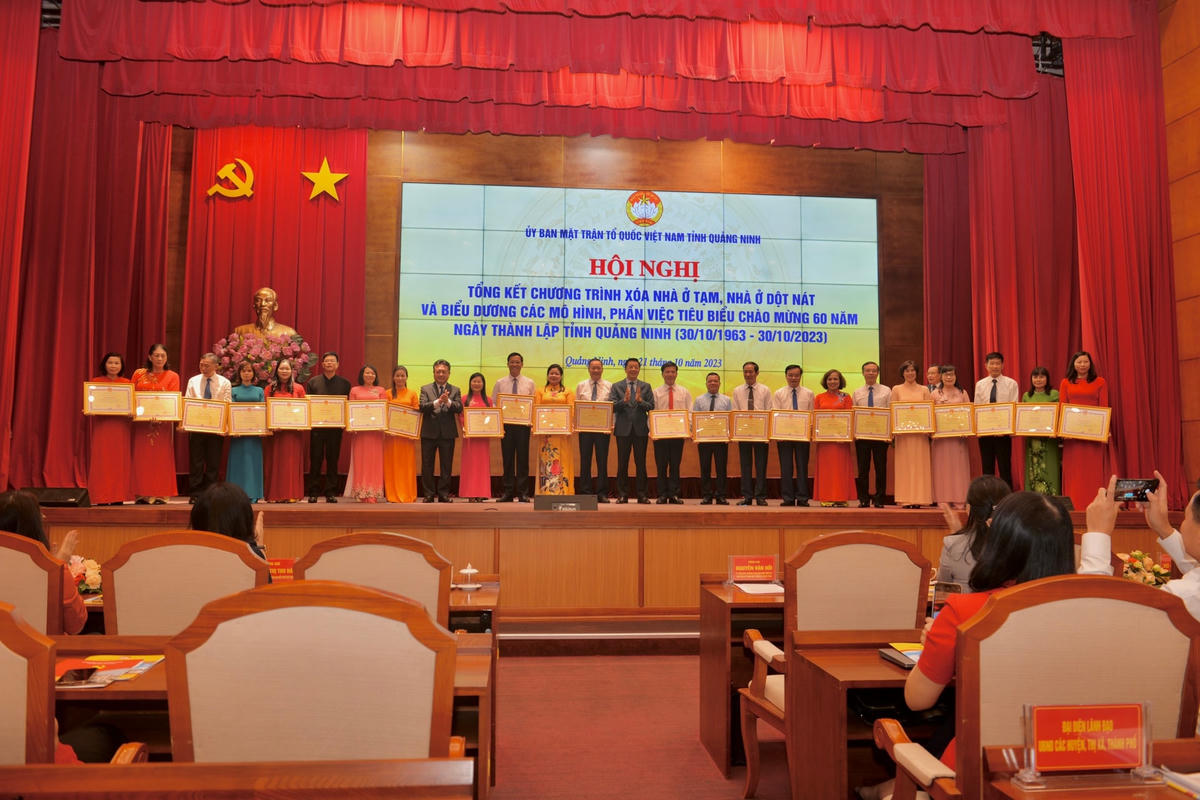 Chủ tịch Ủy ban MTTQ Việt Nam tỉnh Quảng Ninh Nguyễn Văn Hồi và Chủ nhiệm Ủy ban Kiểm tra Tỉnh ủy Nguyễn Đức Thành trao Bằng khen của UBND tỉnh cho tập thể và cá nhân đã có thành tích xuất sắc trong tổ chức, thực hiện Ngày hội Đại đoàn kết toàn dân tộc.
