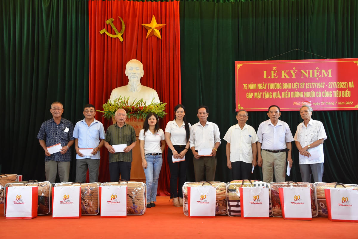Những phần quà là tấm lòng, tình cảm của Báo Đại Đoàn Kết đối với những người đã cống hiến máu xương, tuổi thanh xuân của mình cho Tổ quốc.