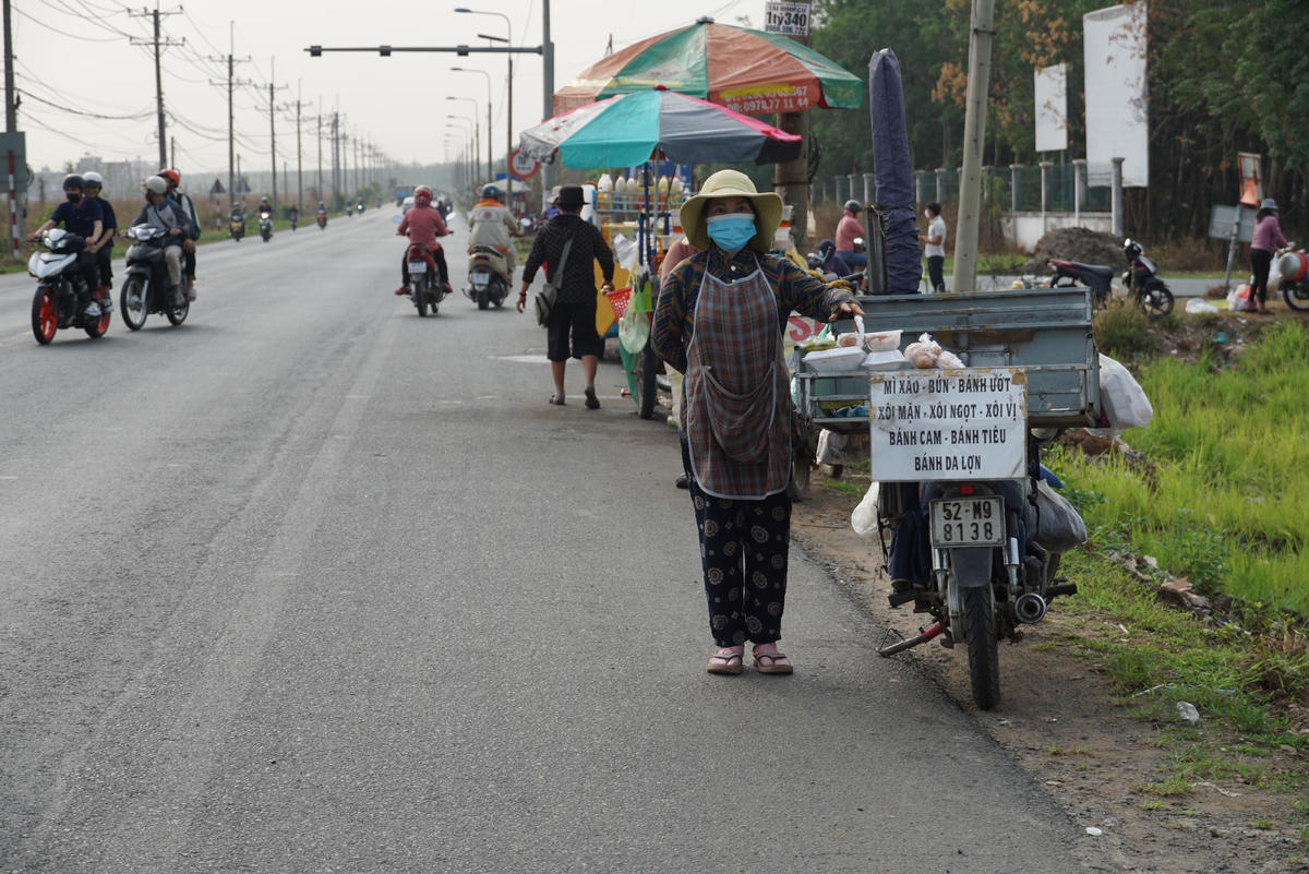 Người dân mưu sinh bằng cách bán hàng rong.
