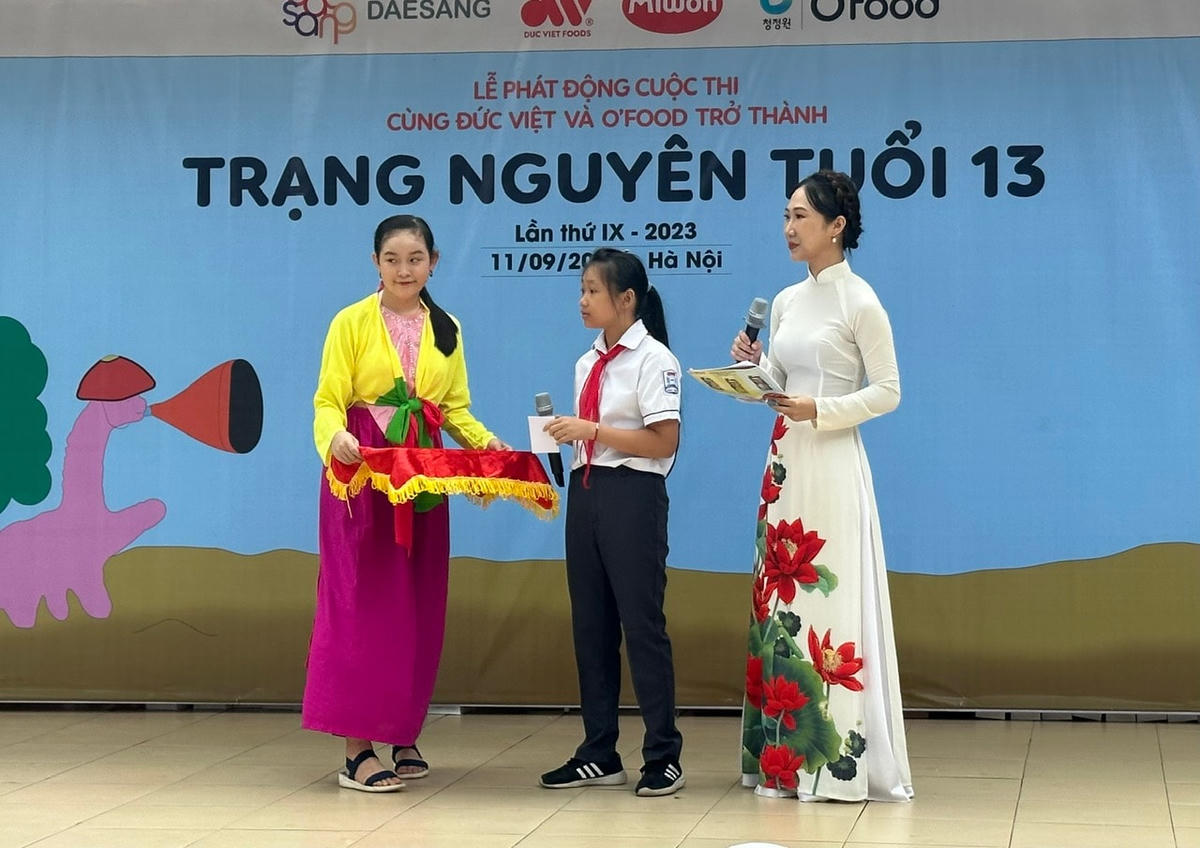 Các học sinh bốc tham câu hỏi của Ban giám khảo ở phần thi Ứng xử trên sân khấu